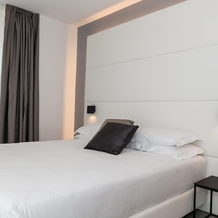 J44 Lifestyle Hotel Lido di Jesolo Exteriör bild A room at the hotel
