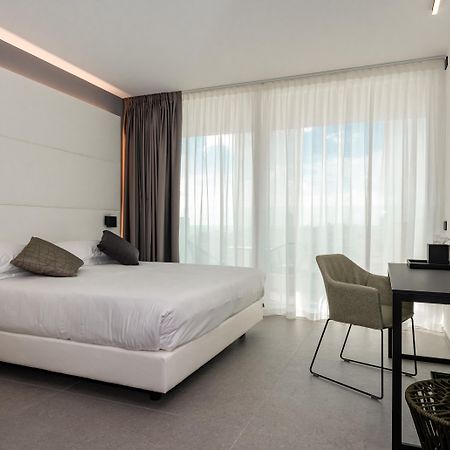 J44 Lifestyle Hotel Lido di Jesolo Exteriör bild A room at the hotel