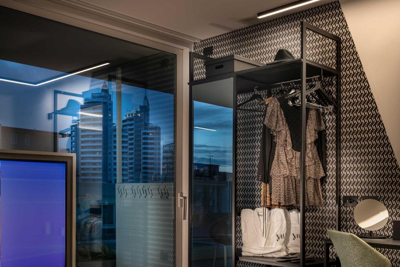 J44 Lifestyle Hotel Lido di Jesolo Exteriör bild A wardrobe lift