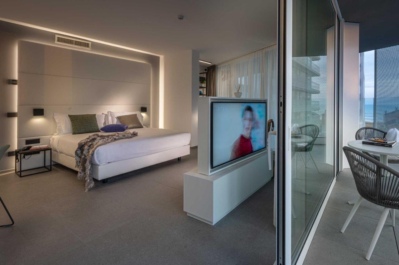 J44 Lifestyle Hotel Lido di Jesolo Exteriör bild A suite at the hotel