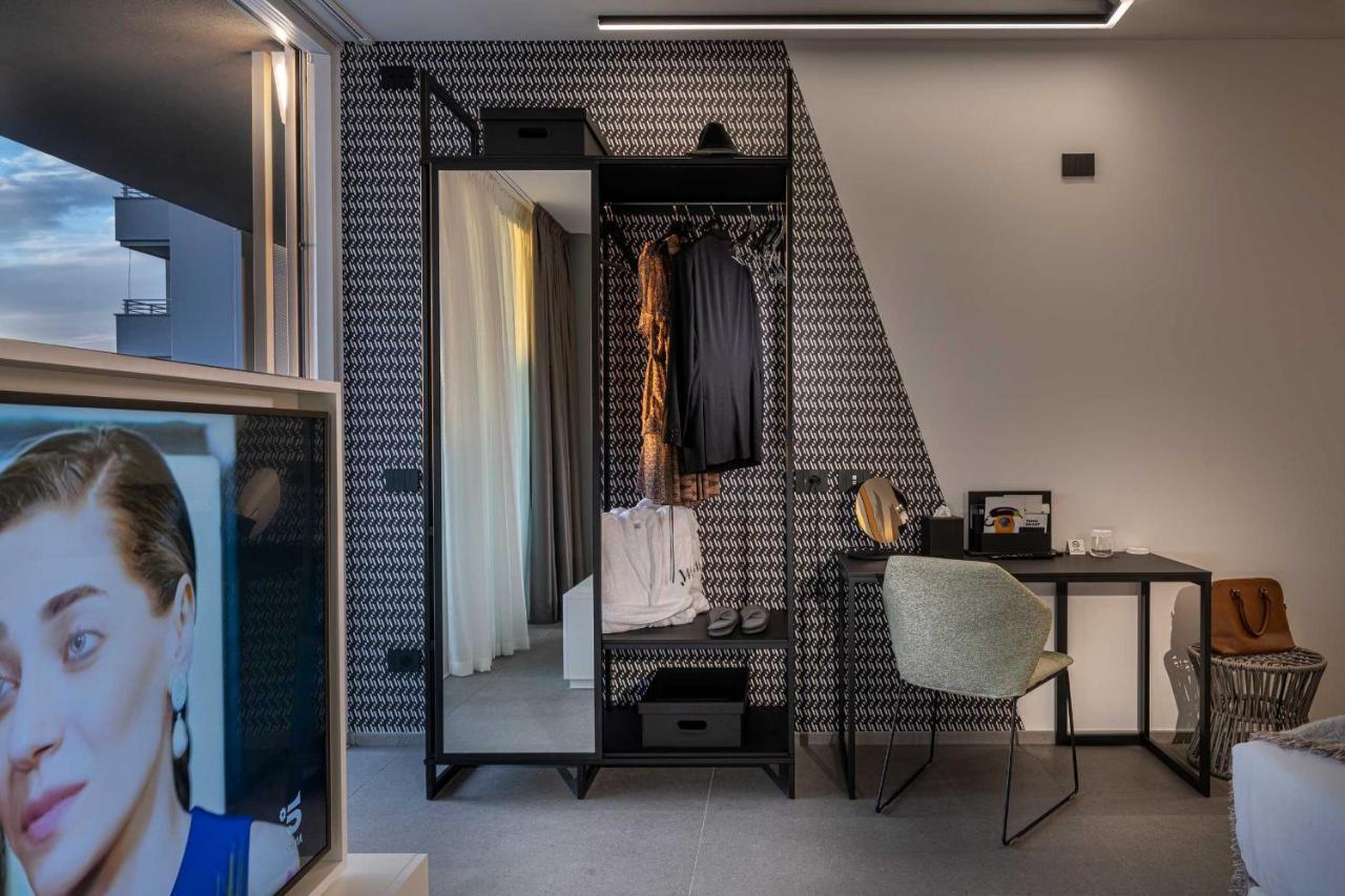 J44 Lifestyle Hotel Lido di Jesolo Exteriör bild The interior of a medical practice in the UK