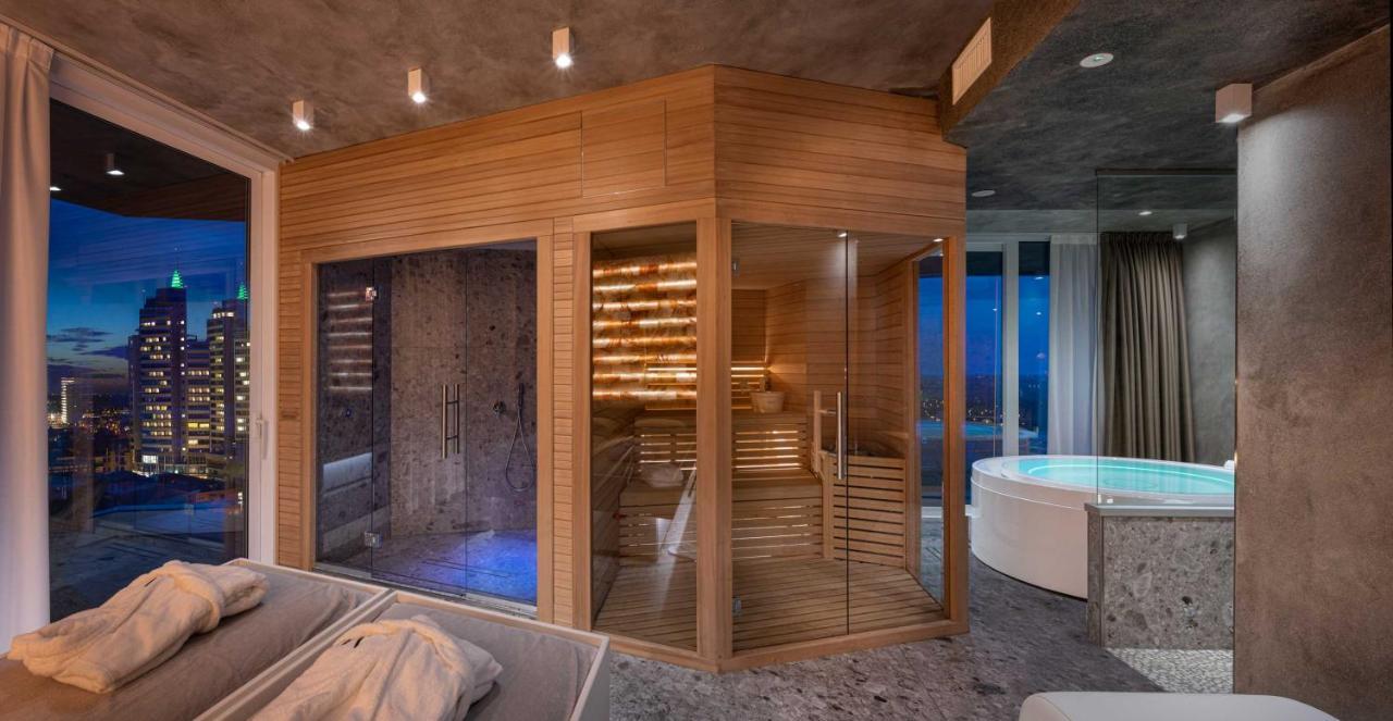J44 Lifestyle Hotel Lido di Jesolo Exteriör bild A modern Finnish sauna