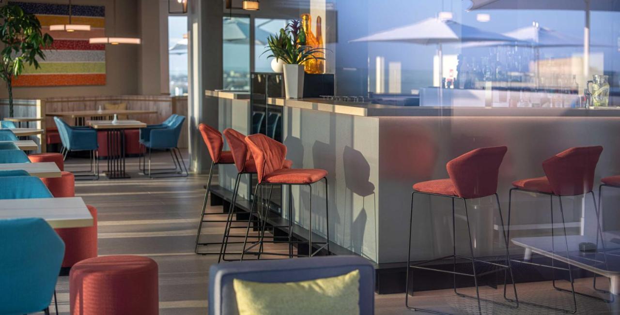 J44 Lifestyle Hotel Lido di Jesolo Exteriör bild The bar at the 101 Sky Bar
