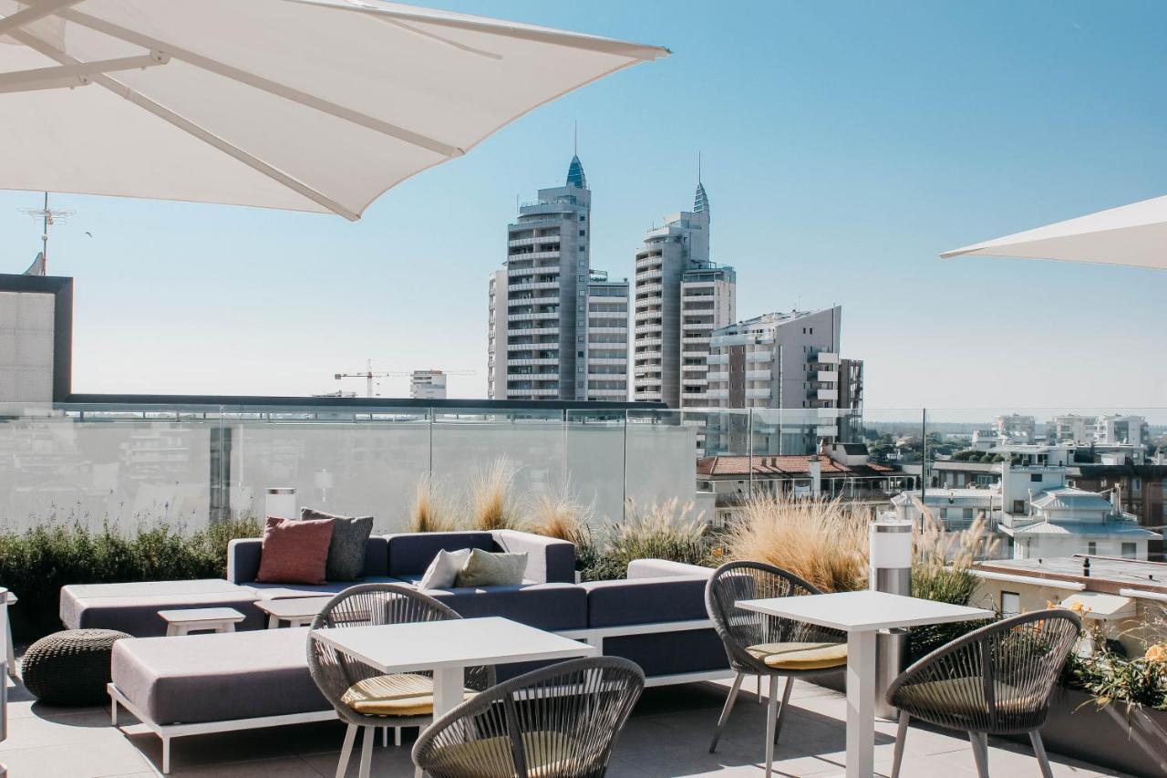 J44 Lifestyle Hotel Lido di Jesolo Exteriör bild The rooftop lounge at the Hotel