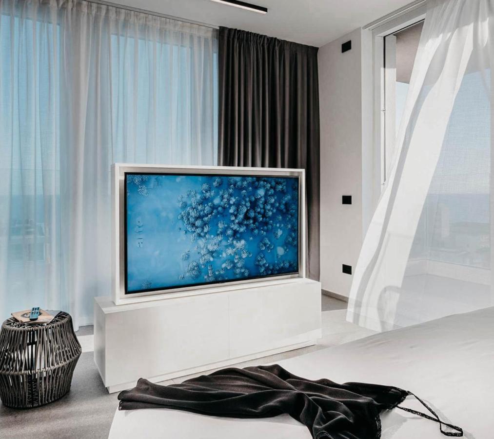 J44 Lifestyle Hotel Lido di Jesolo Exteriör bild A hidden television