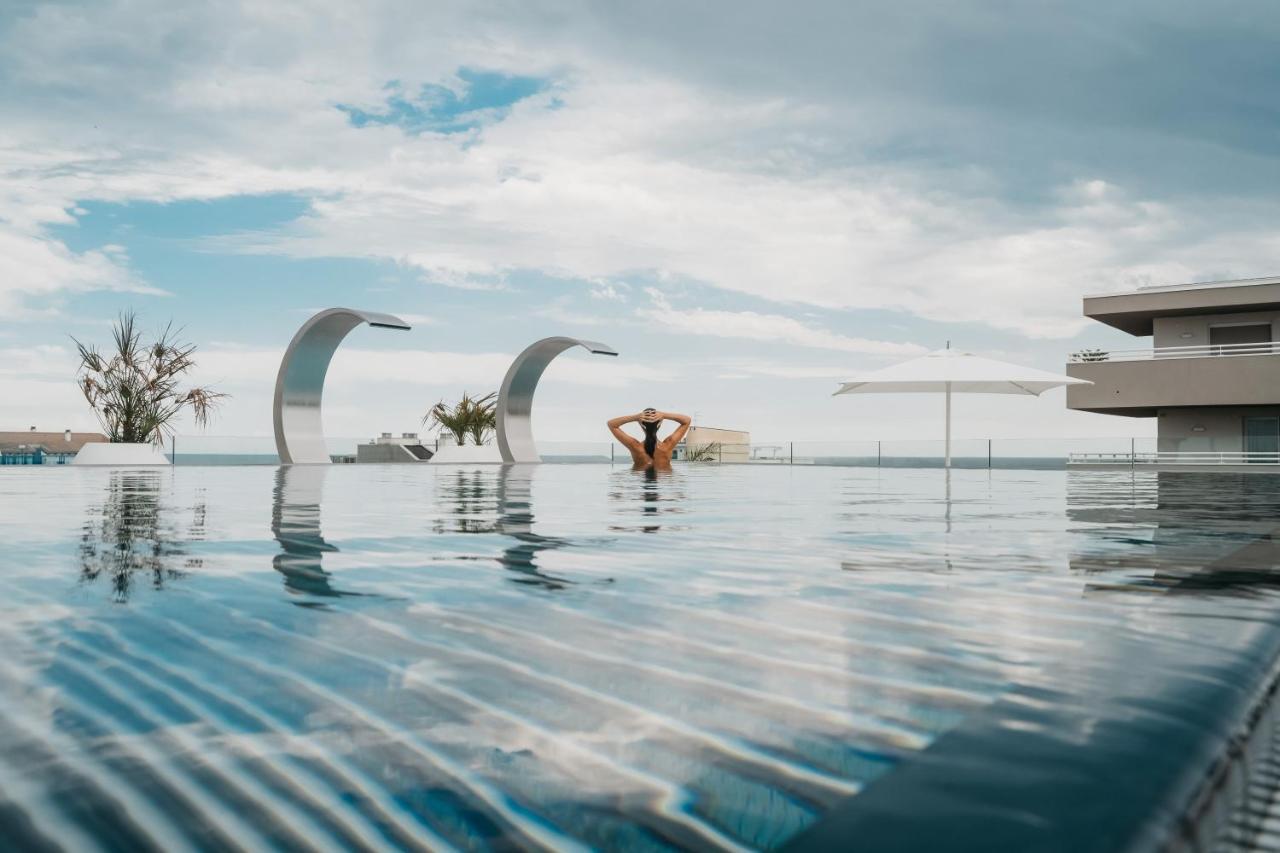 J44 Lifestyle Hotel Lido di Jesolo Exteriör bild Infinity pool at the hotel