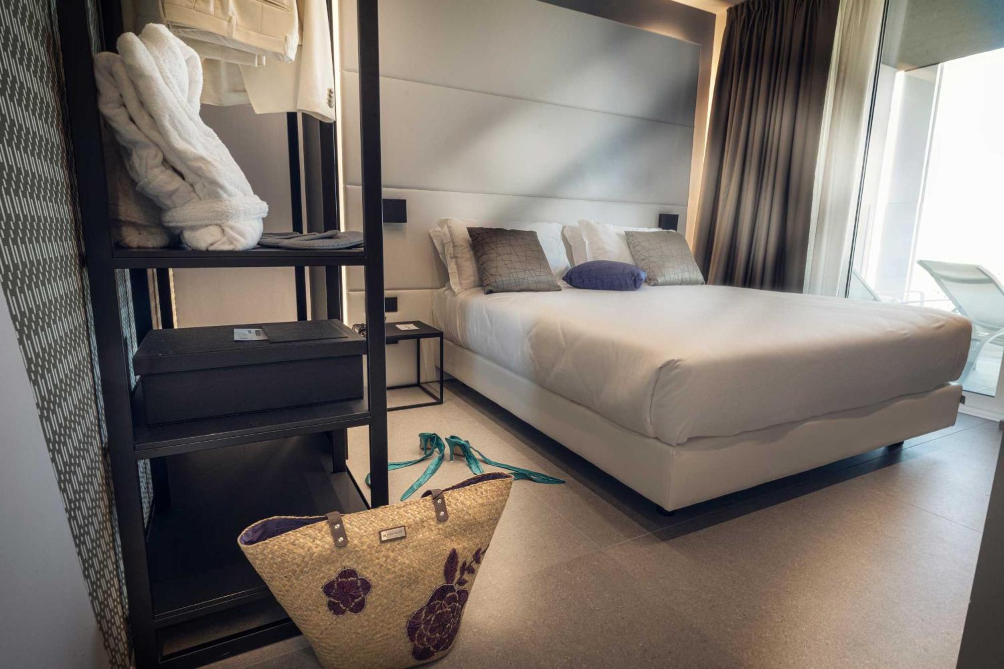J44 Lifestyle Hotel Lido di Jesolo Exteriör bild
