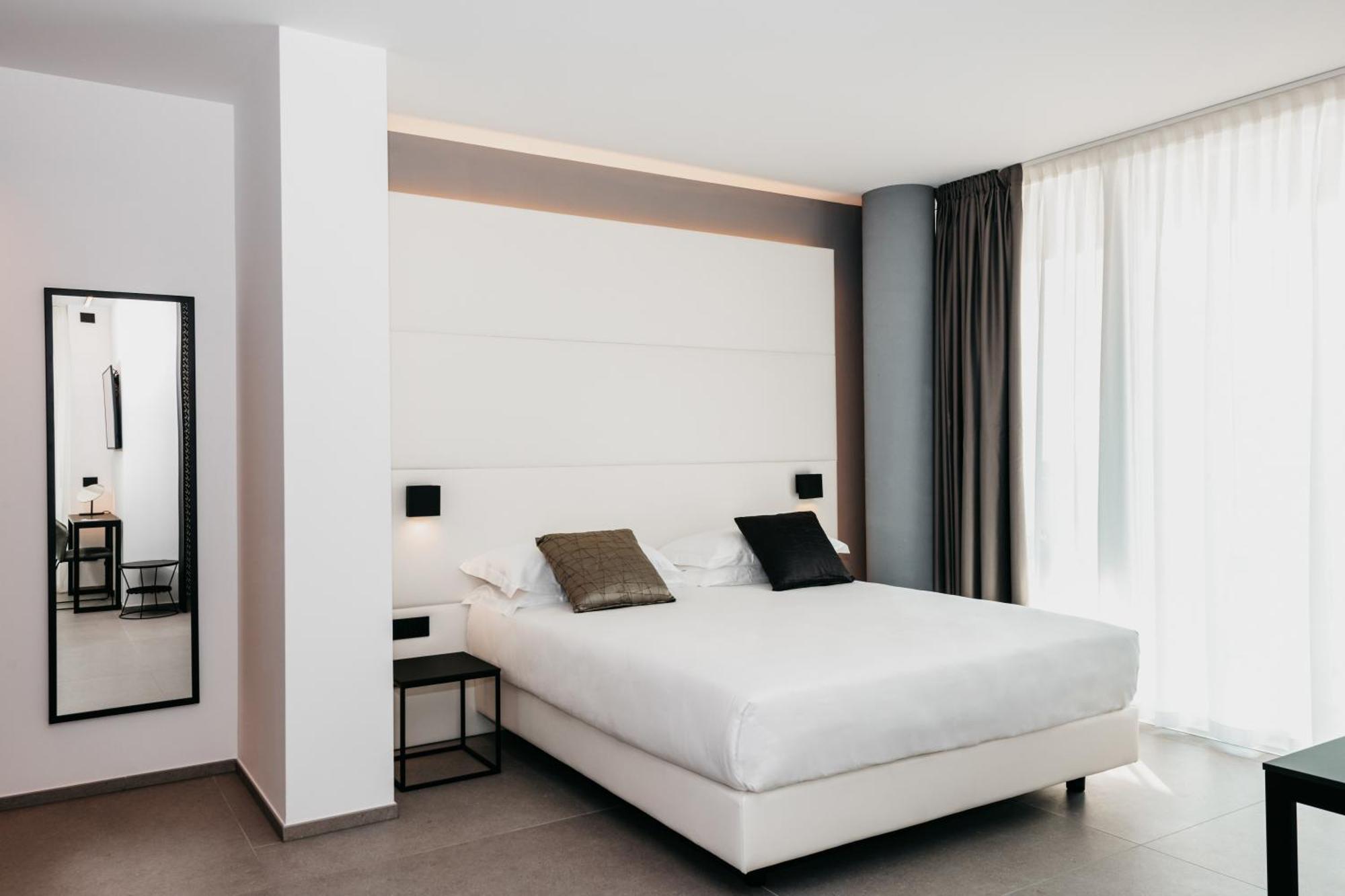 J44 Lifestyle Hotel Lido di Jesolo Exteriör bild A room at the hotel