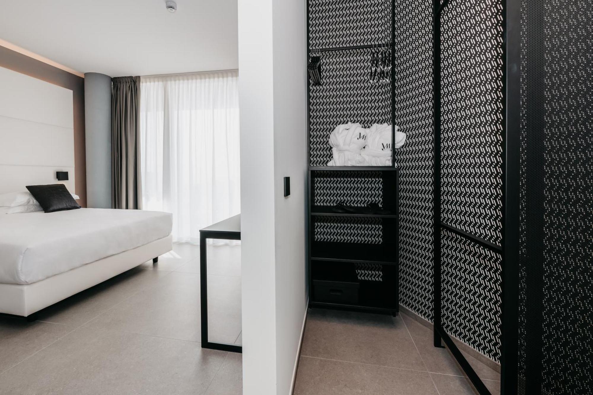 J44 Lifestyle Hotel Lido di Jesolo Exteriör bild A room at the hotel
