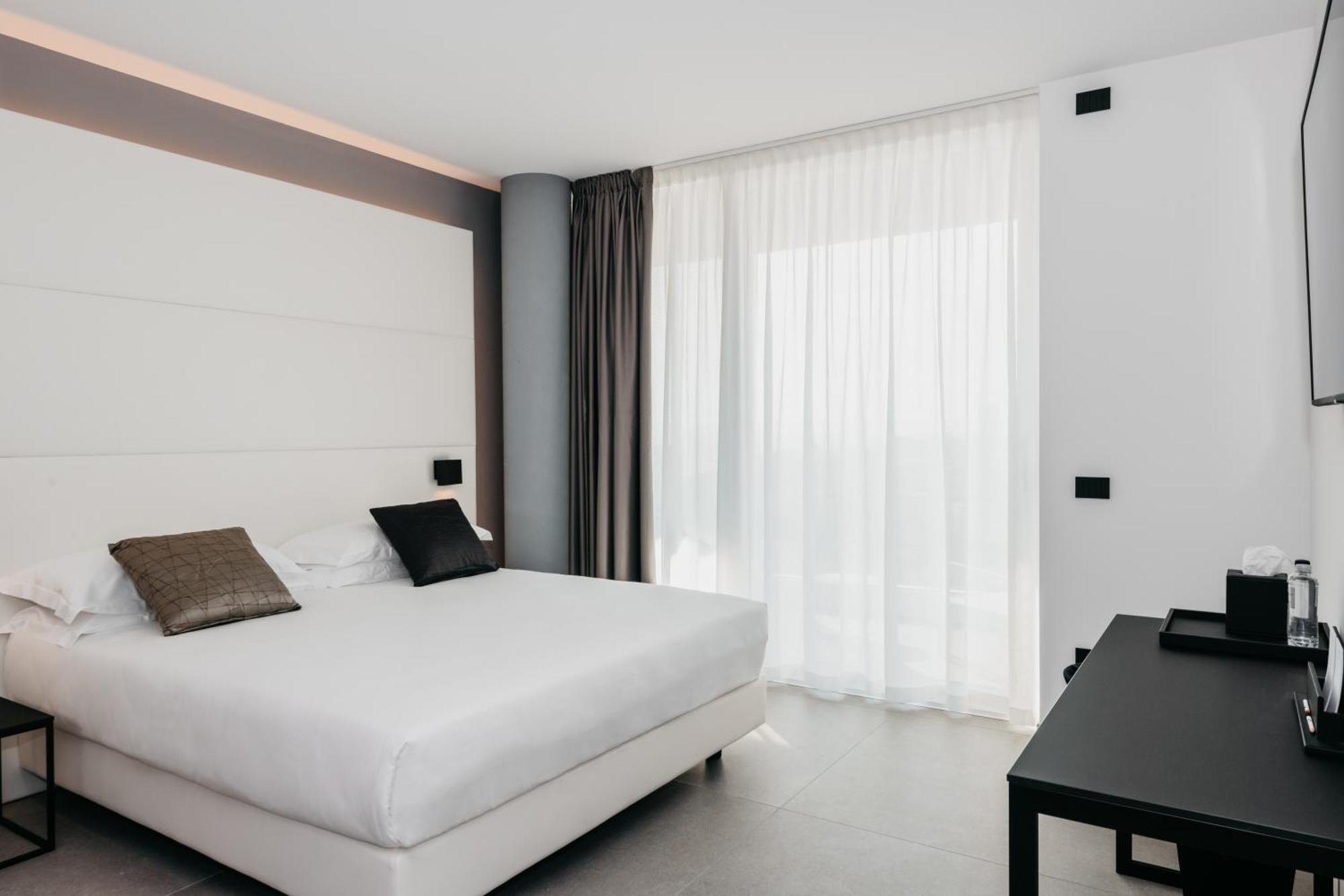 J44 Lifestyle Hotel Lido di Jesolo Exteriör bild
