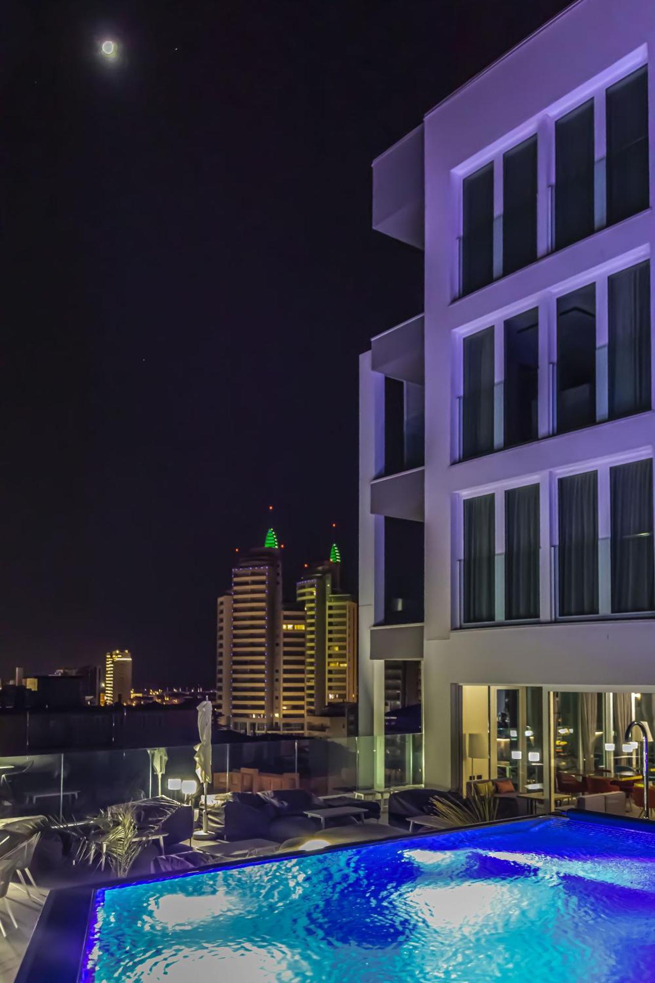 J44 Lifestyle Hotel Lido di Jesolo Exteriör bild The hotel at night
