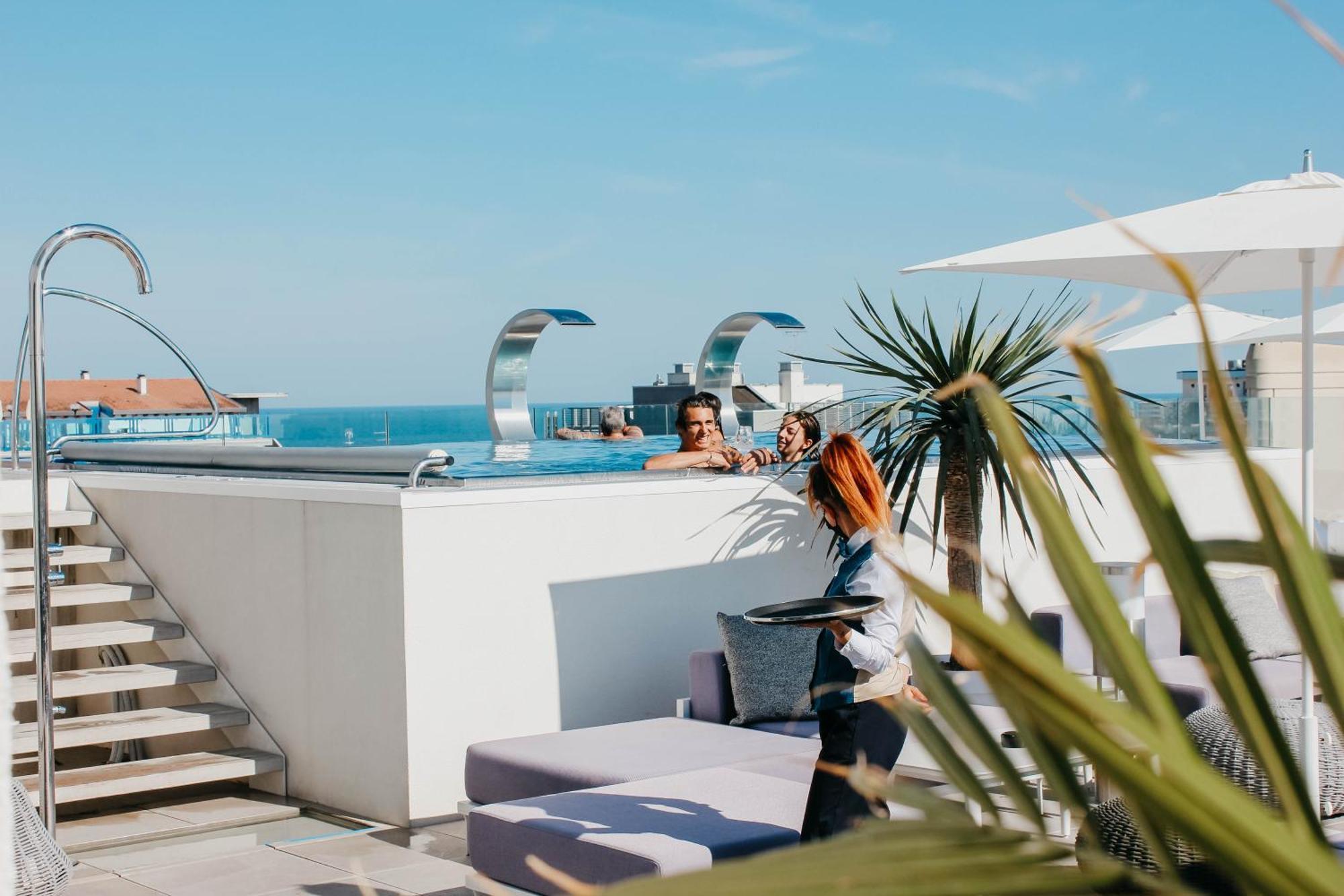 J44 Lifestyle Hotel Lido di Jesolo Exteriör bild Rooftop pool at the Hotel