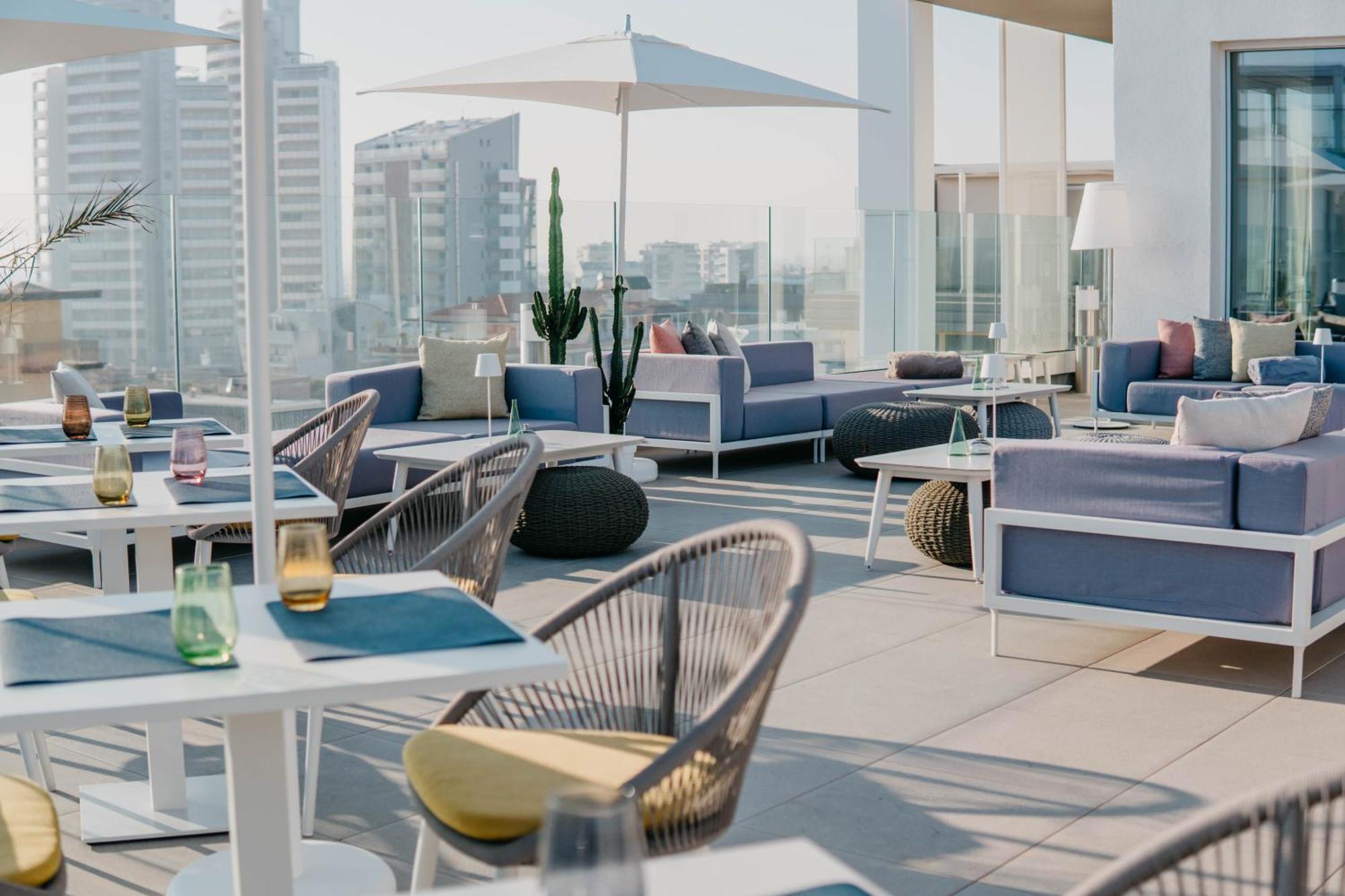 J44 Lifestyle Hotel Lido di Jesolo Exteriör bild Skyline